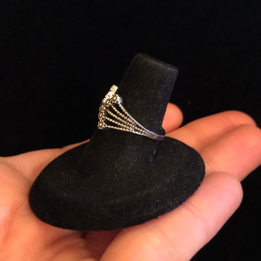 Elegant Silver Women's Ring - Picture 2 of 8